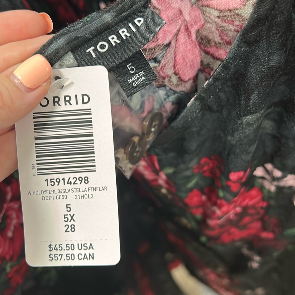 Torrid Floral Button Front Top Size 5x NEW - Picture 3 of 3